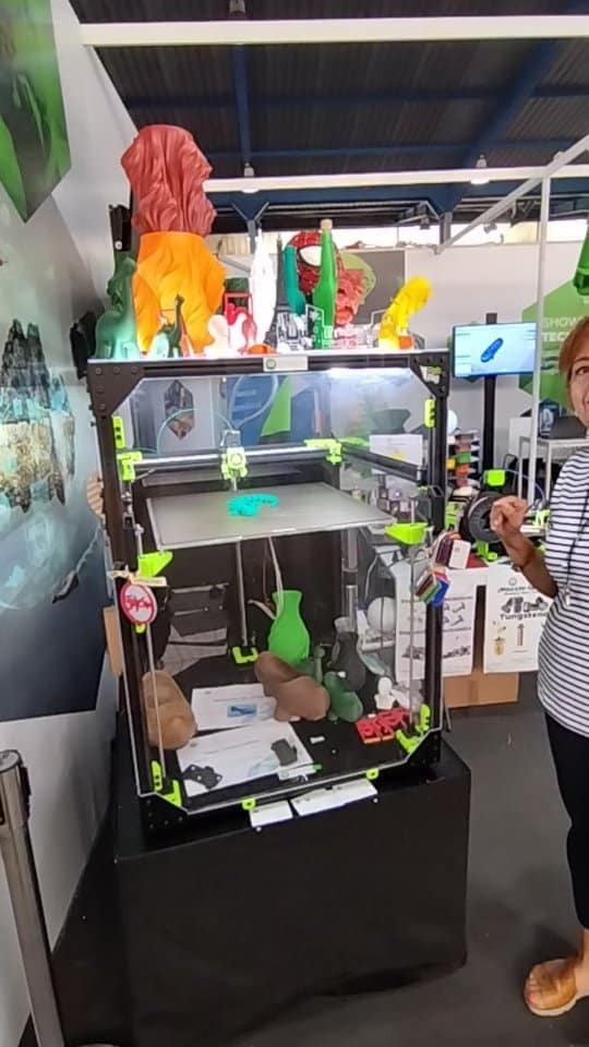 Hoy es el último dia en #fidma en el recinto @feriasturias Finalizamos la demo de la mañana con un lagarto diseñado por @mcgybeer en una @rat.rig #v-core 500mm en color verde de @smartmaterials3d. En la Minion de RatRig ha estado toda la mañana imprimiendo objetos escaneados en filamento ABS de @sakata3dfilaments Os esperamos hasta las 21:00 en el pabellón 6!